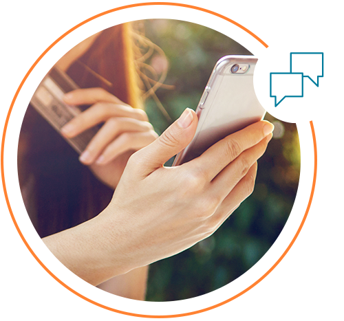 LINK Mobility – junge Frau tätigt Online-Kauf über ihr Smartphone Conversational Commerce LINK Mobility – junge Frau tätigt Online-Kauf über ihr Smartphone Conversational Commerce